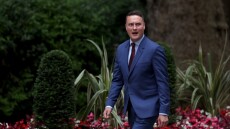 Ο Στάρμερ δηλώνει ότι θα αγωνιστεί αν τον αμφισβητήσουν, ενώ ο υπουργός Υγείας ετοιμάζεται να παραιτηθεί