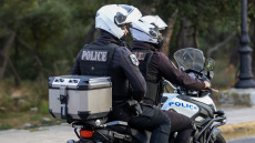 Επίθεση 80 Ρομά σε αστυνομικούς στα Άνω Λιόσια, τραυματίστηκε άνδρας της ΔΙΑΣ από δάγκωμα και πέτρες 