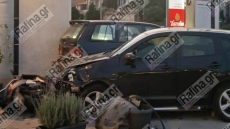 Αυτοκίνητο κατέληξε σε κατάστημα μετά από σφοδρή σύγκρουση στη Λεωφόρο Μαραθώνος