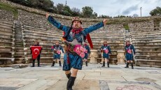 Milliyet: Η Ελλάδα προσπαθεί να οικειοποιηθεί το ζεϊμπέκικο
