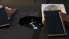 Άνοιξε τρύπα βάθους μισού μέτρου στη Θερμοπυλών στο Μεταξουργείο, διακοπή κυκλοφορίας των οχημάτων, δείτε βίντεο