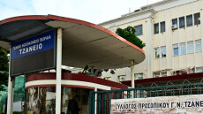 Οι εκδοχές που εξετάζει η αστυνομία για την 24χρονη που έπεσε από τον 7ο όροφο στον Πειραιά - Η κατάθεση του συντρόφου της