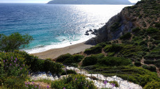 5 παραλίες στην Αττική για τα πρώτα μπάνια της σεζόν
