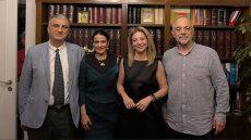 Οι συμβολισμοί, τα πρόσωπα «κλειδιά» και η σκηνοθεσία για τις ανακοινώσεις του κόμματος Καρυστιανού στη Θεσσαλονίκη
