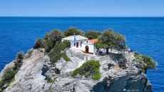 Βρετανική ιστοσελίδα αποθεώνει ελληνικό νησί: «Πευκοδάση, γαλαζοπράσινα νερά και γραφικά εκκλησάκια»