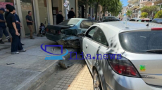 Πανικός στην Αμαλιάδα, αυτοκίνητο έπεσε πάνω σε παρκαρισμένα ΙΧ στο κέντρο της πόλης
