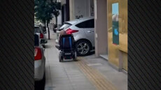 Δείτε βίντεο: Αυτοκίνητο παρκαρισμένο σε πεζοδρόμιο στα Ιωάννινα μπλόκαρε άνδρα σε αμαξίδιο