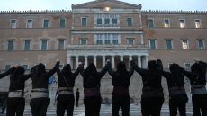 Ο περήφανος χορός των Ποντίων υπό σφοδρή βροχή στο Σύνταγμα: Κορυφώθηκαν οι εκδηλώσεις μνήμης για τη γενοκτονία, δείτε βίντεο
