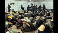 «Καλωσήρθατε στο Ισραήλ!»: Ακτιβιστές του στολίσκου για τη Γάζα δεμένοι και γονατιστοί στο λιμάνι της Ασντόντ, δείτε βίντεο