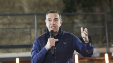 Ο Τσίπρας δημοσίευσε γκάλοπ για το όνομα του νέου κόμματος: Του πρότειναν Πυξίδα, Ιθάκη, αλλά και Λάουρα