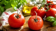 Πώς αξιοποιούμε τις ζαρωμένες ντομάτες (+συνταγές)