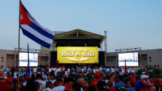 Χιλιάδες Κουβανοί έξω από την Αμερικανική πρεσβεία στην Αβάνα διαδηλώνουν ενάντια στο κατηγορητήριο κατά του Ραούλ Κάστρο