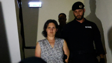 Προφυλακίστηκαν η 42χρονη και ο σύντροφός της που εγκατέλειψαν τα παιδιά στην Πορτογαλία: «Σόου» στα δικαστήρια, αυτή τραγουδούσε, εκείνος φώναζε «σας αγαπώ»