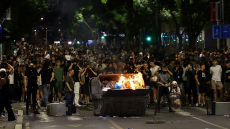 Επεισόδια μετά την μαζική αντικυβερνητική συγκέντρωση των φοιτητών στο Βελιγράδι, δείτε φωτογραφίες
