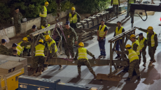 Οι Ενοπλες Δυνάμεις με τον Δήμο Νέας Φιλαδέλφειας έστησαν πεζογέφυρα στον Κηφισό μέσα στη νύχτα