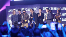 AMAs 2026: Οι BTS αναδείχτηκαν «Καλλιτέχνες της Χρονιάς» – Διακρίσεις για Katseye και Σαμπρίνα Κάρπεντερ