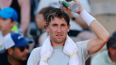 Το Roland Garros στο έλεος καύσωνα: Βall girl λιποθύμησε ενώ τενίστες προσπαθούν να δροσιστούν με νερά στο κεφάλι, δείτε βίντεο