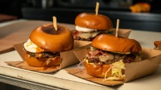 Πού γίνονται ουρές; H street food σκηνή στις καντίνες των βορείων προαστίων