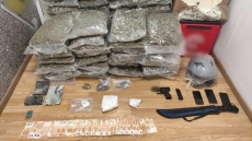 Συνελήφθη 25χρονος στην Αττική για κατοχή και διακίνηση ναρκωτικών: Κατασχέθηκαν αεροβόλο πιστόλι και σχεδόν 5.000 ευρώ

