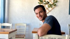 «Απέραντο μπλε, ήρεμοι άνθρωποι, νόστιμο φαγητό»: Η Αμοργός του ηθοποιού Νίκου Κοσώνα 
