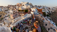 Συναγερμός για τα νησιά που θυμίζουν... Αττική το καλοκαίρι: Βουλιάζουν από κόσμο Σαντορίνη, Σαλαμίνα και Μύκονος