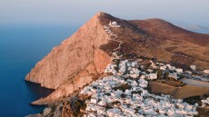 Φωτιά στην Πάρο: Χωρίς ρεύμα Φολέγανδρος και Σίκινος για την ασφαλή διεξαγωγή εναέριων ρίψεων νερού