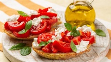 Από τα βελανίδια μέχρι τη ροζέ Κρήτης: Ποιες ντομάτες και ντοματίνια ταιριάζουν σε κάθε φαγητό (+συνταγές)