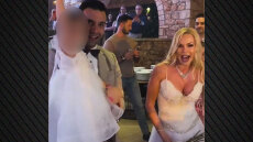 Η Βίκυ Κάβουρα και ο Γιώργος Τζαβέλλας παντρεύτηκαν και βάφτισαν την κόρη τους
