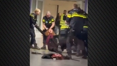 Βίαιη σύλληψη Παλαιστίνιας εγκύου στην Ολλανδία: Αστυνομικοί την πέταξαν στο έδαφος και την έσυραν από τα μαλλιά, δείτε βίντεο