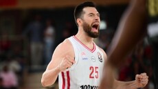 Οπαδοί του Ολυμπιακού πήγαν σπίτι του Πίτερς για να τον πείσουν να μείνει