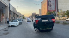 Σοβαρό τροχαίο στη Θεσσαλονίκη: Αυτοκίνητο «καρφώθηκε» πάνω σε παρκαρισμένα ΙΧ και ντελαπάρισε, δείτε βίντεο
