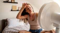 10 tips για να καταφέρετε να κοιμηθείτε όταν η ζέστη γίνεται εφιάλτης
