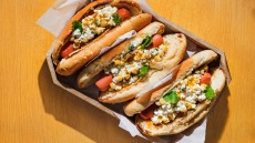 Hot dogs με σαλάτα καλαμπόκι-cottage