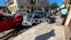 Ηλικιωμένος οδηγός παρέσυρε τραπεζοκαθίσματα, δίκυκλα και αυτοκίνητα στο κέντρο της Ναυπάκτου, δείτε βίντεο