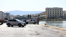 Ταξί έπεσε μέσα στο λιμάνι του Πειραιά, δύτες ψάχνουν αν υπήρχε οδηγός στη θάλασσα, δείτε βίντεο