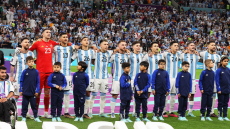 Η μεγάλη αλλαγή της FIFA στην ανάκρουση των Εθνικών ύμνων: Ολόκληρες οι αποστολές των ομάδων θα παρατάσσονται στο κέντρο του γηπέδου