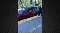 Οδηγός στις ΗΠΑ ακολούθησε τις οδηγίες του GPS και κατέληξε στις γραμμές του τρένου, δείτε βίντεο 