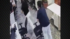 Φρίκη στην Ινδία: Άνδρας μπούκαρε στο γραφείο και μαχαίρωσε μέχρι θανάτου τη συνάδελφο και πρώην σύντροφό του, σκληρό βίντεο