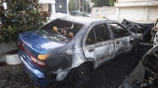 Κουκουλοφόροι έβαλαν φωτιά και έκαψαν τρία οχήματα της Περιφέρειας Αττικής στην Κηφισίας, δείτε βίντεο