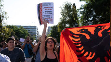 Συγκέντρωση Αλβανών στο Σύνταγμα για το θέρετρο του γαμπρού του Τραμπ με μήνυμα «όχι στο ξεπούλημα της γης μας», δείτε βίντεο και φωτογραφίες