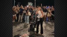 Λιβανέζα τραγουδίστρια πήγε διακοπές στη Ρώμη και έκανε πανικό τραγουδώντας στον δρόμο, δείτε τα βίντεο που έγιναν viral