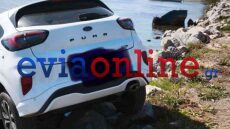 Τροχαίο στην Εύβοια, αυτοκίνητο κατέληξε στα βράχια και παραλίγο να πέσει στη θάλασσα