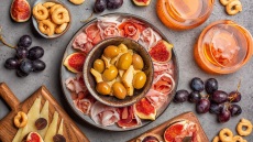 Aperitivo της τελευταίας στιγμής: Τι αγοράζουμε από το σουπερμάρκετ για να το στήσουμε σε 5 λεπτά