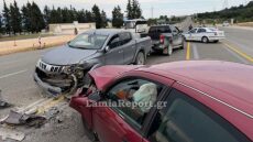 Δύο τραυματίες μετά από σοβαρό τροχαίο μπροστά στο άγαλμα του Λεωνίδα στις Θερμοπύλες, δείτε βίντεο