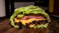 Lettuce wrap burger: Φτιάχνουμε το viral burger των In-N-Out Burger – Πόσες θερμίδες γλιτώνετε;