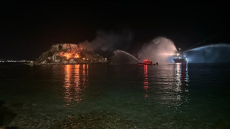 Καρέ καρέ η κατάσβεση πυρκαγιάς στη βραχονησίδα Κουμουνδούρου στον Πειραιά από το νέο πλωτό σκάφος RAFNAR της Πυροσβεστικής