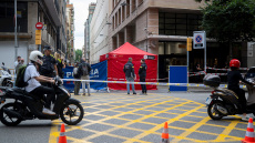 Αναστάτωση στη Βαρκελώνη εν μέσω επίσκεψης του Πάπα: Σκότωσαν άνδρα έξω από Αστυνομικό Τμήμα, δείτε βίντεο