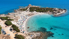Απαγόρευσαν τις ομπρέλες σε δημόσια παραλία της Σαρδηνίας για όσους είναι από 10 έως 65 ετών