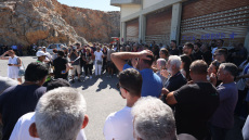 Στους δρόμους οι κάτοικοι του Ηρακλείου: Αντιδρούν στη δημιουργία δομής μεταναστών στο παλιό ΚΤΕΟ, δείτε εικόνες