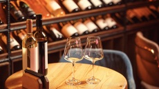 5 wine bars στην Αθήνα για να ανακαλύψετε το επόμενο αγαπημένο σας κρασί